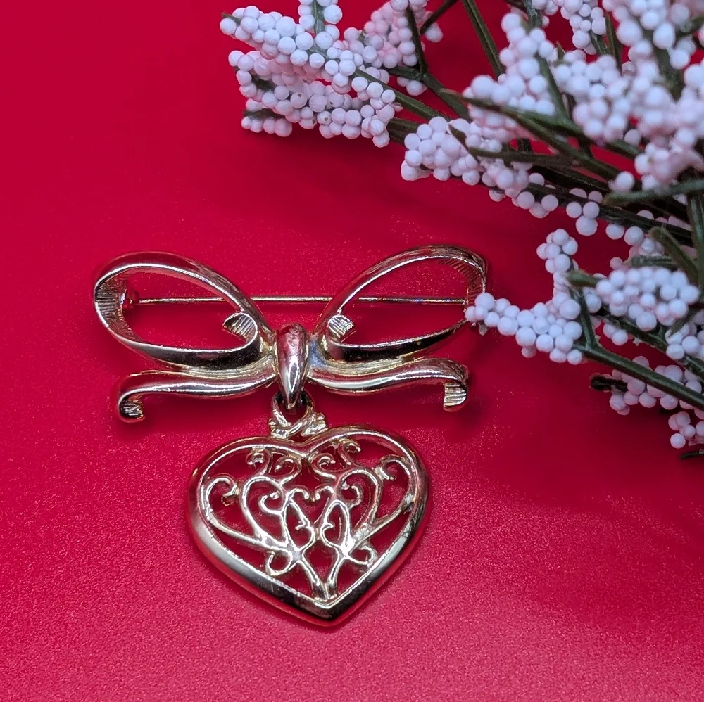 Vintage Elegant Gold Tone Heart Bow Brooch EUC